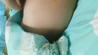 Entre em seu boudoir enquanto sua família está fora! A garota do segundo ano quer provar o fruto proibido!