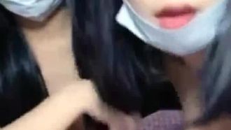 日系巨乳姊妹檔 深夜直播自摸裸聊