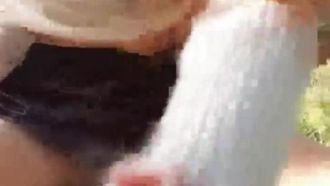 长腿妹爬山前性慾高涨 直接找路人野外无套