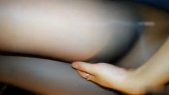 Un uomo alla moda porta la sua ragazza a casa ed è ansioso di fare sesso prima ancora che lei ritorni nella stanza.