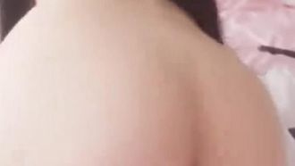 L'ultimo video a strisce bianche e blu di una bella ragazza bianca questo mese, la figa senza peli è nascosta all'interno