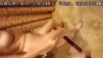 La moglie tettona che ha fatto sesso solo con suo marito è così arrapata che implora subito di essere scopata