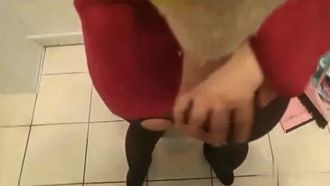 Mi ha sedotto con due! Non posso fare a meno di scopare di nascosto la bellissima ragazza del mio amico nel bagno, mostrando che sono un cugino