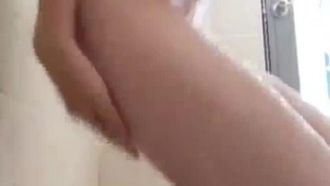 모두가 귀엽다고 인정한 여중생이 왠지 그녀를 애무하기 시작했다 3
