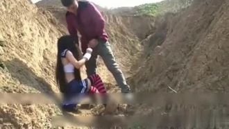 Ho sorpreso una studentessa che si toccava la figa in una trincea in mezzo alla natura. Se è così arrapata, lascia che un uomo la aiuti a toccarla più forte.