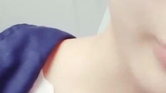 Vuoi assaggiare la mia figa femminile? Aspetta solo ~~ Le studentesse trasmettono in diretta direttamente a scuola e nei bagni