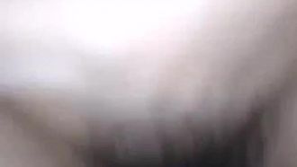Nachdem er sich mit dem Fahrer getroffen hatte, stieg er aus dem Auto und fickte sie weiter, bis seine Beine schwach wurden.
