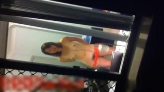 C'è sempre una sorpresa! Lu Nan ha rischiato la vita per fotografare di nascosto la ragazza che viveva dall'altra parte della strada. Non appena si è tolto i vestiti... sono diventato subito malvagio!!