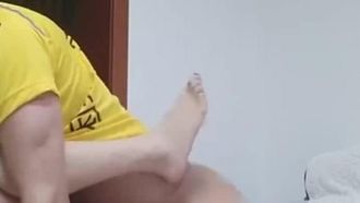 La fille aux longues jambes a commandé la livraison alors qu'elle avait faim. Dès que le livreur est arrivé à sa porte, elle a essayé de la séduire. Elle ne voulait même pas de repas, alors elle voulait juste manger une grosse bite.