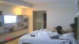 [本土精选!] 小哥佩奇 接儿子回家~顺便把幼稚园老师带到酒店啪啪啪~老师最爱吃鸡了~