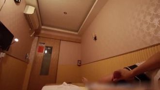 La sorella dai capelli lunghi ha usato le sue labbra carnose per massaggiarmi. L'ha leccata fino a quando tutto il mio corpo è stato insensibile. Anche il suo ano non è stato risparmiato.
