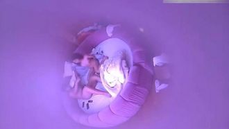 [ホテル隠し撮り] 小さな太った男の子とバーディーのガールフレンドが部屋にチェックインするために会いました~女の子は初めてJJを見た~とても斬新で楽しいと思いました~