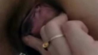 張という名前の少女は借りたお金を返さなかったため、全裸で借金を支払わなければなりませんでした～彼女はポルノビデオを自撮りし、それを債権者の担保として使用しました～