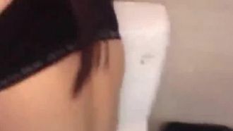 Das kleine Mädchen aus der Krankenpflegeschule wurde vom Gangster dazu verleitet, ins Hotel zu gehen?! Nutzen Sie jeden Platz im Badezimmer, um mit dem kleinen Mädchen zu spielen~