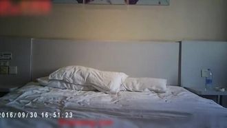 Un viejo compañero de clase y una madura divorciada abrieron una habitación para hacer un trío~ Ha pasado mucho tiempo desde que tuvieron sexo~ Tuvieron sexo juntos mientras recordaban el pasado~