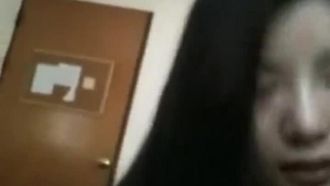 Das Mädchen mit den großen Titten gibt zuerst einen Tittenfick und dann einen Blowjob, sie findet es köstlich