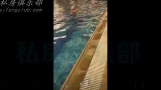 Pegando uma garota solteira na piscina do hotel! A natureza deusa a convida para o quarto para fazer sexo: o terceiro ponto é super rosa (versão completa do primeiro episódio)