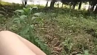 La conduttrice, senza indossare biancheria intima, seduce il fattorino della motocicletta per fare sesso all'aperto!