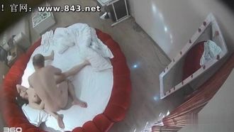호텔에서 몰래 촬영한 젊은 여성은 대머리 외국인을 기쁘게 하기 위해 열심히 신음하고 있습니다!