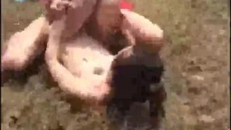 Faire l'amour sur la plage avec beaucoup de gens qui regardent, la fille est plutôt bonne