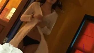 Ein Video einer bezaubernden Schönheit, die einen sexy Badeanzug anprobiert, wurde durchgesickert!! Ihr Freund verliebte sich in sie, als er es sah!!