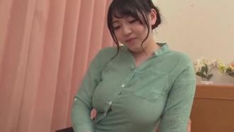 Chica masajista con pechos tetonas de más de 100 cm
