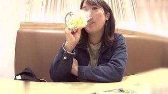 Ho incontrato un marito e una moglie normali che potevano essere trovati ovunque sulla bacheca dei cornuti e ho avuto un incontro segreto! Eppure non ha tolto il dito...