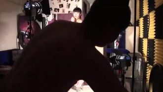 Der elende Kerl mit der Brille und das langbeinige chinesische Model nutzten die Fesselung von Han Bing aus und zwangen ihn von hinten in sie hinein!!