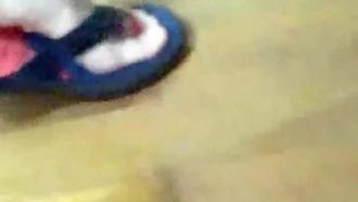 Se filtró un vídeo interno de un conocido grupo de comunicación de cornudos: el marido cornudo invitó a los grandes miembros del grupo J8 a follarse a su buena esposa con medias negras y tacones altos, y lo filmó él mismo.