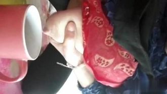 Joven madre pensó que iba a hacer un video de ordeño para una entrevista, ahora graba un video y se lo envía