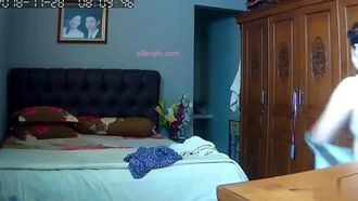 La tua videocamera intelligente di casa è sicura? La zia si stava rilassando a casa da sola~ Di conseguenza, l'intero processo di vestizione è stato filmato!!