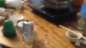 众人打赌她不敢！少妇遭友人呛声「我赌妳不敢让她摸」豪爽拉下背心挺两粒：来！