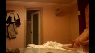 Il marito appena sposato ha prima installato la telecamera e ha filmato di nascosto la registrazione. La giovane moglie ha fatto sesso subito dopo aver fatto la doccia.