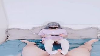 La meilleure célébrité de Twitter adore les footjobs ~ utilise ses propres pieds pour frotter votre pénis ~