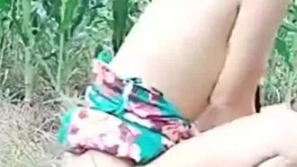 La jeune femme sexy s'est rendue au potager extérieur pour avoir des relations sexuelles sauvages avec son partenaire sexuel. Elle était très sexy et proactive, jusqu'à ce qu'elle gicle.