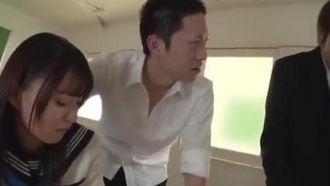 Le membre le plus mignon du comité scolaire de l'école est une belle fille très coquine, Haruka Namiki.