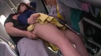 Anche se suo marito era proprio accanto a lei, non ha potuto fare a meno di bagnarsi dopo la sua prima esperienza erotica e non ha potuto resistere.