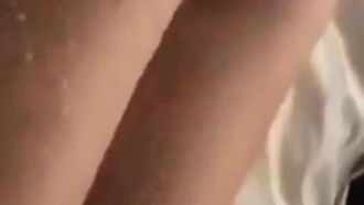 [Europa y América] Las nalgas europeas y americanas reciben agua para mantenerlo flexible ~ míralo como una manzana ~
