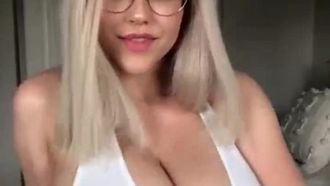 [Europa und Amerika] Das Mädchen mit der Brille hat große Brüste, die zittern~