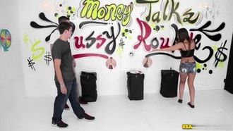 [Europa und die Vereinigten Staaten] Der Moderator von Money Talks ~ holt Mädchen im Freien ab und erledigt die Aufgabe, Sex zu haben!!