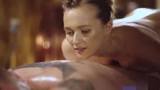 [Europa und die Vereinigten Staaten] Sexy Model mit großen Brüsten bekommt eine sexuelle Massage mit thailändischen ätherischen Ölen~ Drücken Sie einfach und Sie werden auf dem gutaussehenden Mann reiten~