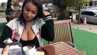 [欧美] 与大奶妹有的约会~趁机偷拍他的小裤裤~