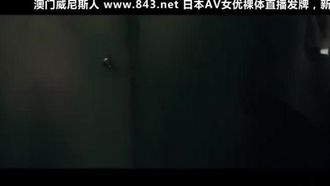 [유럽과 미국] 키아누 리브스는 영화 '핫걸 노크스' 속 두 소녀의 열정적인 초대를 거부할 수 있을까?