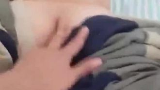 A namorada de Tiancai estava deitada nua na cama... e ela a traiu para comer frutos do mar quando ela não estava prestando atenção