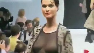 [Europe et États-Unis] Défilé de sous-vêtements aériens !! Les beaux seins sur la poitrine sont doux et vibrants ~ L'expression du mannequin montre un charme professionnel !!