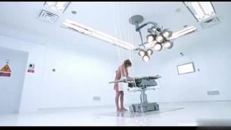 [Europa y Estados Unidos] Película El castillo del mal ~ ¡¡La escena desnuda y en coma de Milla Joravitch!!
