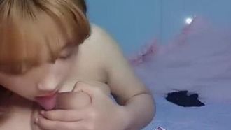 Conduttrice con grandi areole~ Gioca in modo osceno da sola sul letto~ Si riempie spesso i capezzoli~ Una volta leccati i suoi padrini, avrà un orgasmo~