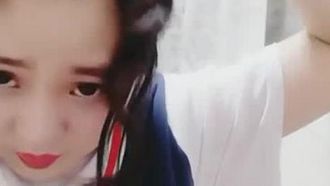 Il vibratore della piccola loli della ragazza vibra e vibra senza sosta ~ Sembra che ci sia una perdita di elettricità ~ L'attrito è così forte ~