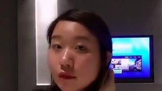 Una studentessa universitaria lavora part-time come conduttrice ~ pagando i suoi compagni di classe per fare sesso con lei durante la trasmissione in diretta!!