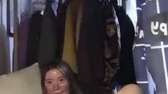 Una studentessa universitaria innocente ha approfittato della sua compagna di stanza per frequentare la lezione ~ Sesso in live streaming da sola nel dormitorio!!